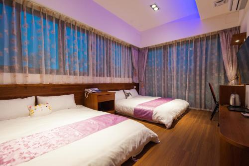 Quadruple Room image 2