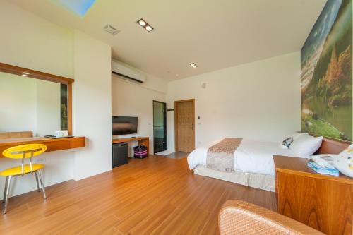 Double Room with Garden View image 6