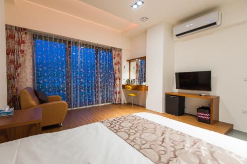 Double Room with Garden View image 3
