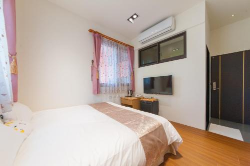 Double Room with Garden View image 3