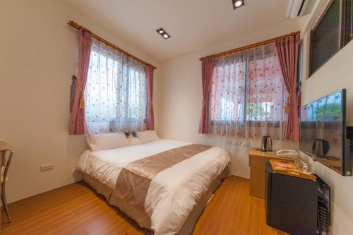 Double Room with Garden View image 4