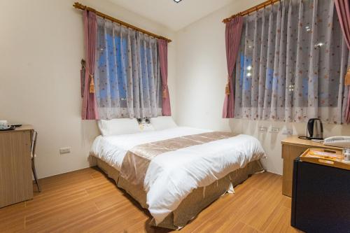 Double Room with Garden View image 2