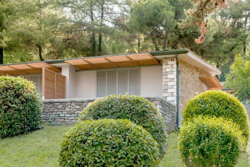Makryammos Bungalows The 4-star Makryammos Bungalows offers comfort and convenience whether youre on business or holiday in Thasos. The hotel offers a high standard of service and amenities to suit the individual needs o