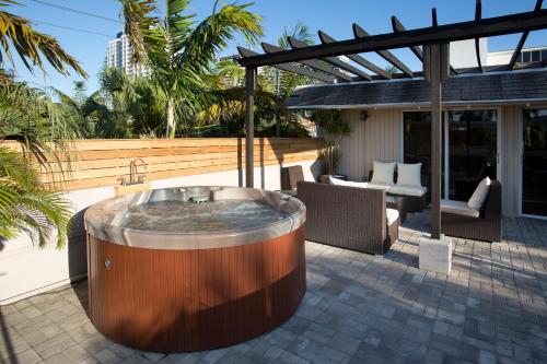 Pezsgőfürdő, The Grand Resort and Spa & Worthington All Male in Fort Lauderdale városközpont
