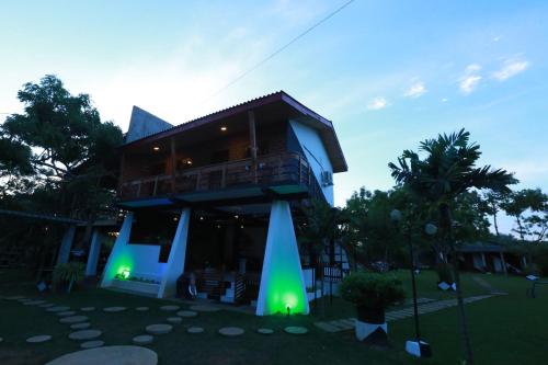 Eco Hotel Black & White - Anuradhapura