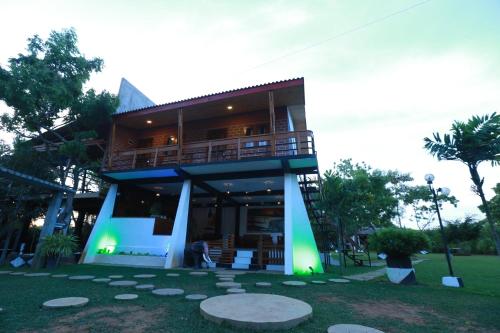 Eco Hotel Black & White - Anuradhapura