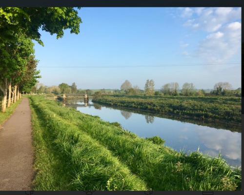 Adare Luxury Riverside Apartment in 亞達爾