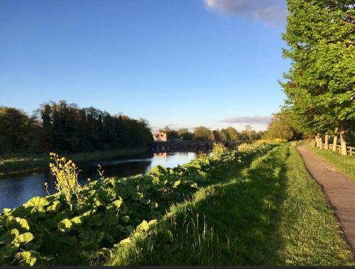 Adare Luxury Riverside Apartment in 亞達爾