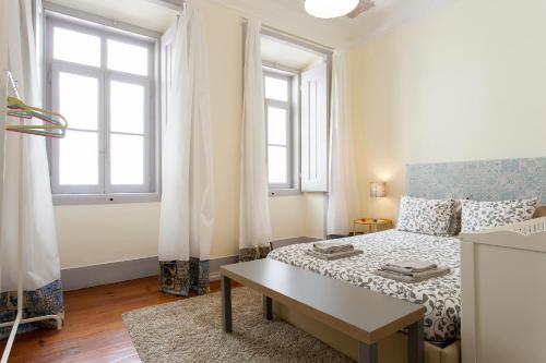  ALTIDO Boho 4BR Apt 2mins to Elevador da Bica, in Cais do Sodré, Pension in Lissabon