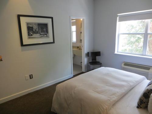 Deluxe Queen Room image 9