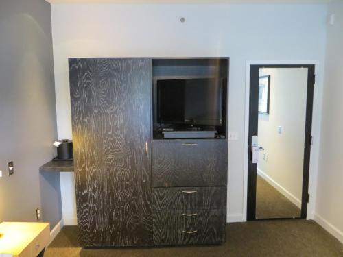 Deluxe Queen Room image 3