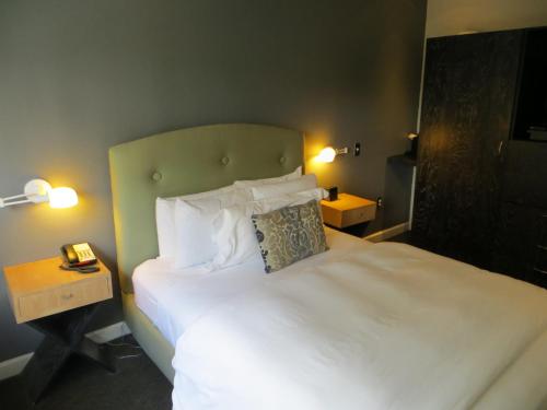 Deluxe Queen Room image 1