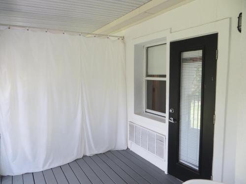 Queen Room with Balcony image 10