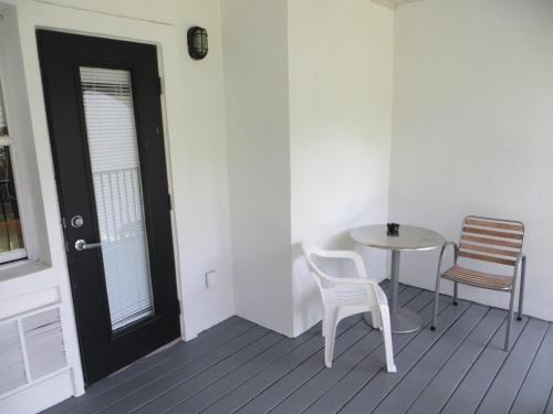 Queen Room with Balcony image 9