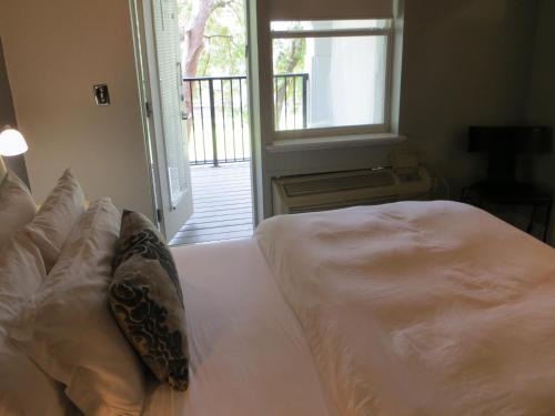 Queen Room with Balcony image 8
