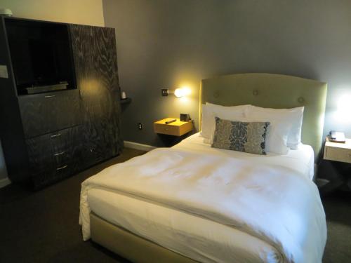 Queen Room with Balcony image 2