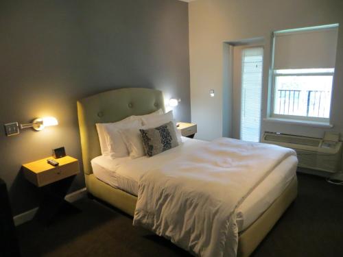 Queen Room with Balcony image 1