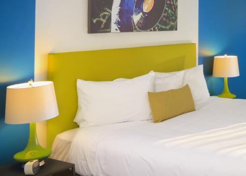 Hotel Zed Kelowna The 2-star Hotel Zed Kelowna offers comfort and convenience whether youre on business or holiday in Kelowna (BC). The property offers guests a range of services and amenities designed to provide comf