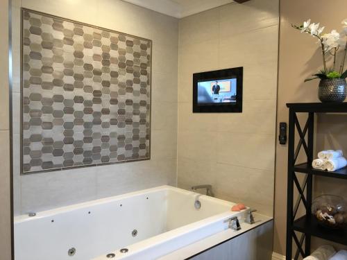 Bathroom, Travelodge by Wyndham Santa Maria in Santa Maria (CA)