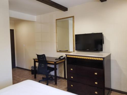 Standard King Room image 2