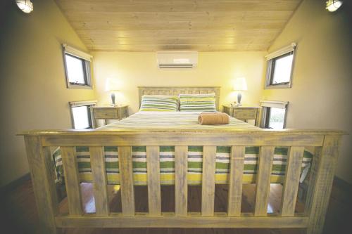 雷维尔船屋酒店