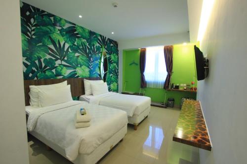 Deluxe Twin Room image 7