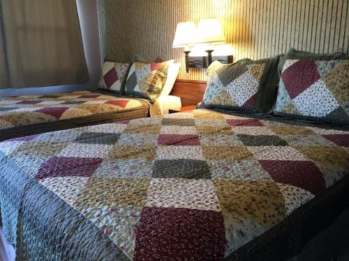 2 queen beds