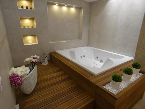 อ่างแช่น้ำร้อน, Villa Natural Wood in รูดิเน
