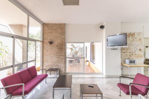 Shared lounge/TV area, Albergue Inturjoven Marbella in Marbella