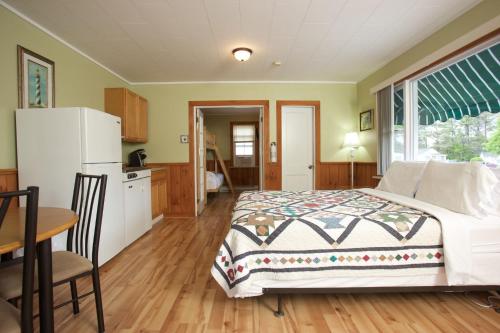 1 queen bed, 2 bunk beds, 1 sofa bed