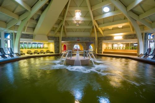 อ่างแช่น้ำพุร้อน, โรงแรมอควาติคัมเทอร์มอลแอนด์เวลเนส (Aquaticum Thermal & Wellness Hotel) in เอกเยเตมวารอส