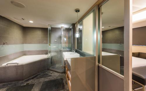 room detail thumbnail 2