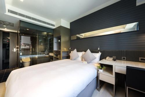 room detail thumbnail 1