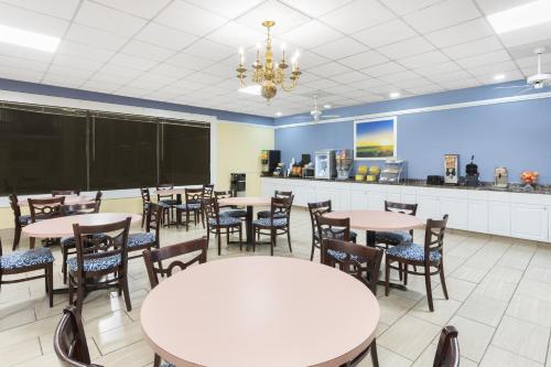 Days Inn by Wyndham Orangeburg South - image 3