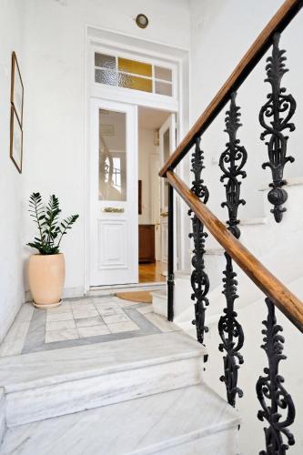 

Hidesign Athens 1936's Elegant Apt in Plaka Acropolis