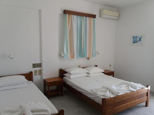 1 double bed, 1 twin bed