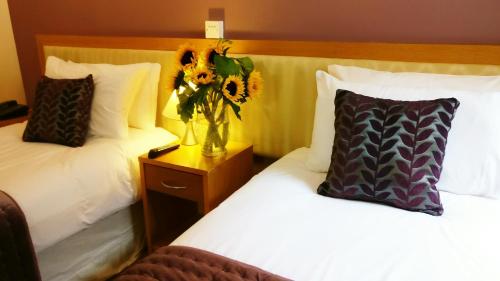 The Pier Hotel The Pier Hotel is perfectly located for both business and leisure guests in Limerick. Featuring a complete list of amenities, guests will find their stay at the property a comfortable one. Service-min