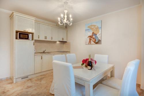 Venera & Anastasia Palace Apartments - image 8
