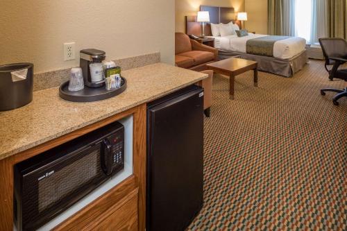 Best Western Plus Airport Inn And Suites