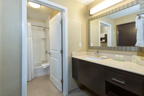 2 bedrooms, 4 beds