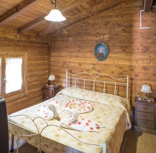 1 queen bed, 3 twin beds