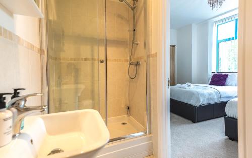 Hamilton Grace 1 2 or 3 bed Parking SN1 - image 13