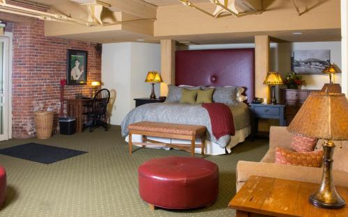 106148558 The Common Man Inn & Restaurant