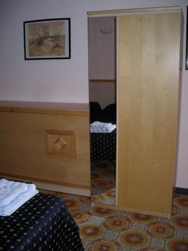 3 twin beds