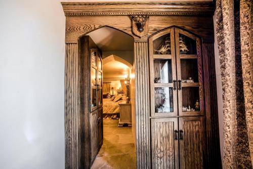 HIGHLANDS CASTLE overlooking Lake George plus 2 other CASTLES & SUITES