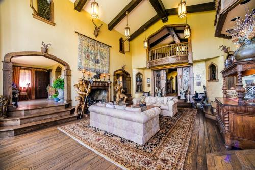HIGHLANDS CASTLE overlooking Lake George plus 2 other CASTLES & SUITES in Bolton Landing (NY)