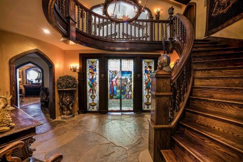 HIGHLANDS CASTLE overlooking Lake George plus 2 other CASTLES & SUITES in Bolton Landing, USA