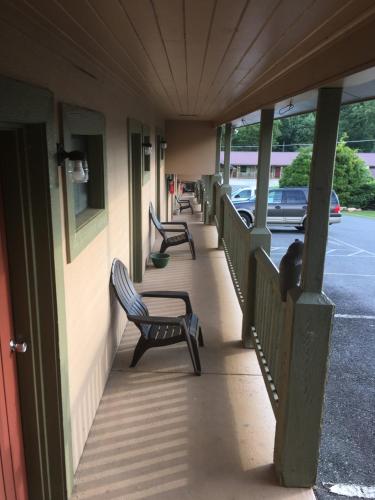 Pioneer Motel and Cabins - image 7