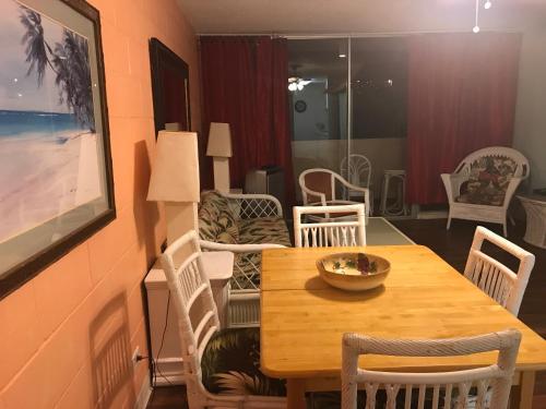 Waikiki Whale Watcher Apts 302B - main image