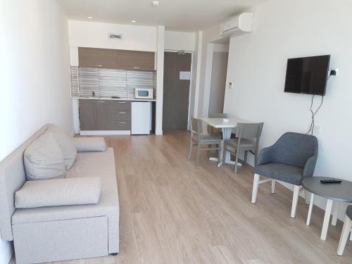 Melini Hotel Suites - image 8